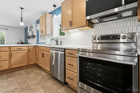 Kitchen - 3491 Simpsons Trce, Maineville, OH 45039 photo 3 of 3