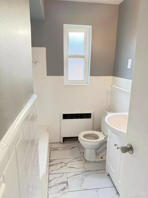 Bath - 3926 Gatewood Ln, Silverton, OH 45236 photo 2 of 3
