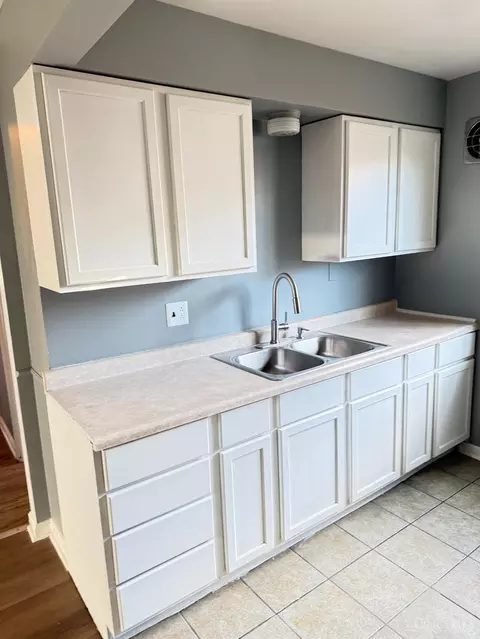 Kitchen - 3926 Gatewood Ln, Silverton, OH 45236 photo 3 of 6