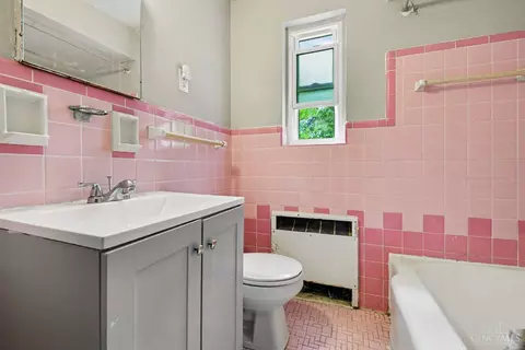 Bath - 3926 Gatewood Ln, Silverton, OH 45236 photo 1 of 3