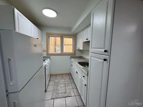 Kitchen - 1589 Summit Rd, Cincinnati, OH 45237 photo 5 of 7