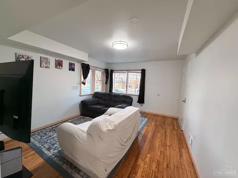 Living - 1589 Summit Rd, Cincinnati, OH 45237 photo 2 of 6