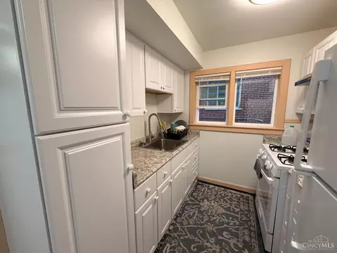 Kitchen - 1589 Summit Rd, Cincinnati, OH 45237 photo 2 of 7