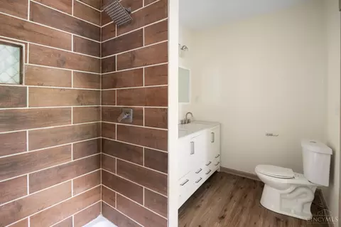 Bath - 1237 Laidlaw Ave, Cincinnati, OH 45237 photo 3 of 4