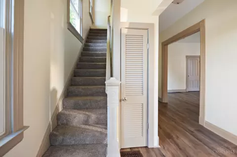 Entry Way - 1237 Laidlaw Ave, Cincinnati, OH 45237 photo 1 of 5
