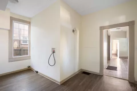 Entry Way - 1237 Laidlaw Ave, Cincinnati, OH 45237 photo 4 of 5
