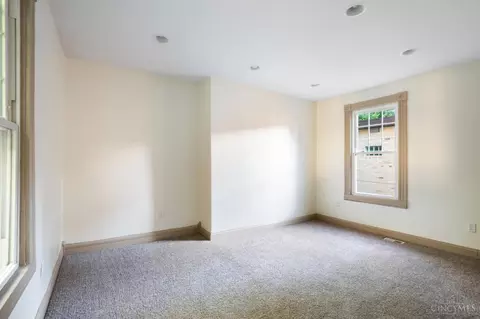 Bedroom - 1237 Laidlaw Ave, Cincinnati, OH 45237 photo 2 of 5