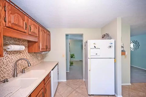 Kitchen - 768 Tradewind Dr, Mason, OH 45040 photo 4 of 5