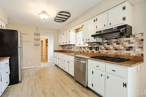 Kitchen - 8103 Faller Rd, Maineville, OH 45039 photo 2 of 4
