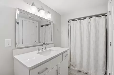 Bath - 3422 Ault View Ave, Cincinnati, OH 45208 photo 7 of 8