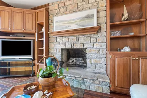 Living - 8530 Cornetts Cv, Maineville, OH 45039 photo 2 of 4
