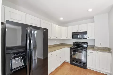 Kitchen - 490 Madeira Ct, Cincinnati, OH 45255 photo 3 of 5