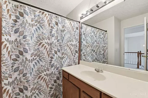 Bath - 490 Madeira Ct, Cincinnati, OH 45255 photo 4 of 4