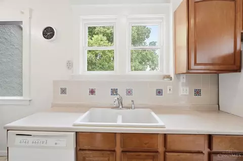 Kitchen - 4024 Paddock Rd, Cincinnati, OH 45229 photo 5 of 5