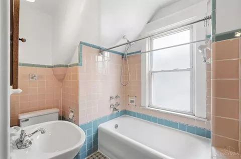 Bath - 4024 Paddock Rd, Cincinnati, OH 45229 photo 6 of 6