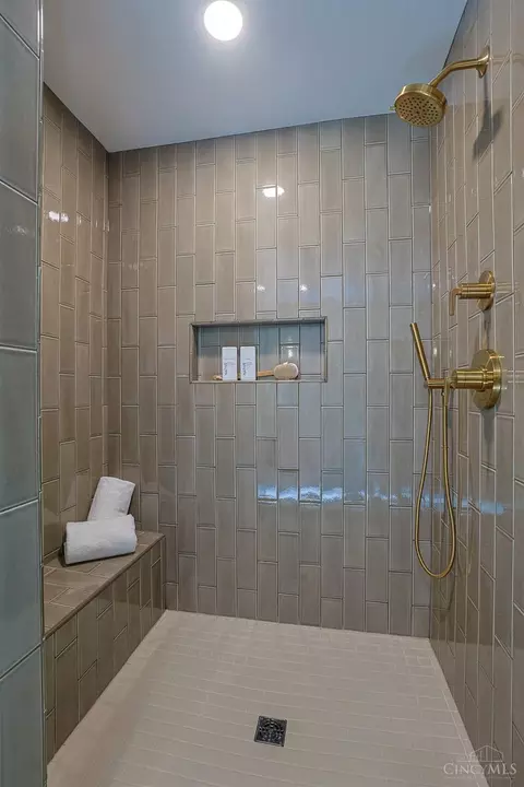 Bath - 7401 Cornell Rd, Montgomery, OH 45242 photo 3 of 11