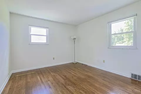 Bedroom - 10639 Weil Rd, Montgomery, OH 45249 photo 3 of 8