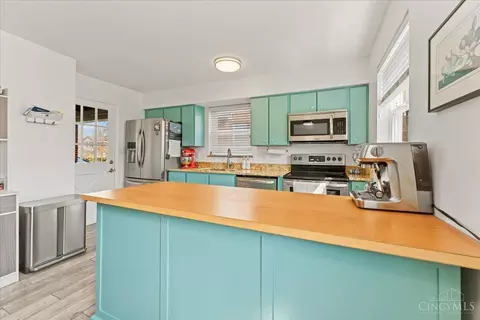 Kitchen - 10019 Zig Zag Rd, Montgomery, OH 45242 photo 4 of 6
