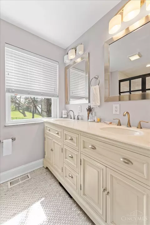 Bath - 10019 Zig Zag Rd, Montgomery, OH 45242 photo 2 of 4
