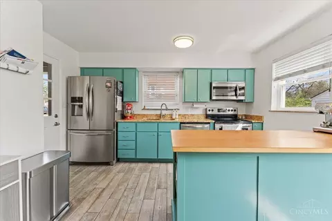 Kitchen - 10019 Zig Zag Rd, Montgomery, OH 45242 photo 3 of 6