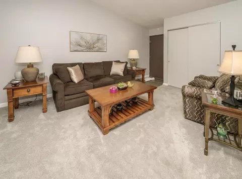 Living - 541 Davis Rd, Cincinnati, OH 45255 photo 1 of 2