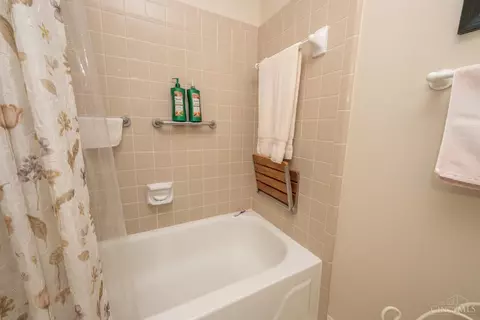 Bath - 541 Davis Rd, Cincinnati, OH 45255 photo 1 of 3