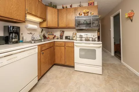 Kitchen - 541 Davis Rd, Cincinnati, OH 45255 photo 2 of 2