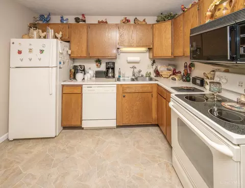 Kitchen - 541 Davis Rd, Cincinnati, OH 45255 photo 1 of 2