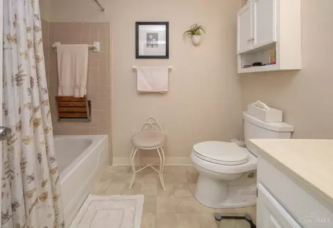 Bath - 541 Davis Rd, Cincinnati, OH 45255 photo 2 of 3