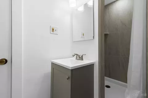 Bath - 3766 Dunkirk St, Cincinnati, OH 45220 photo 5 of 6