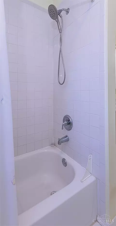 Bath - 8134 Saddleback Pl, Maineville, OH 45039 photo 4 of 4