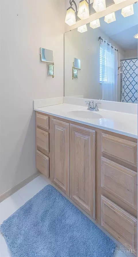 Bath - 8134 Saddleback Pl, Maineville, OH 45039 photo 2 of 4