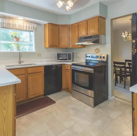 Kitchen - 8134 Saddleback Pl, Maineville, OH 45039 photo 2 of 3