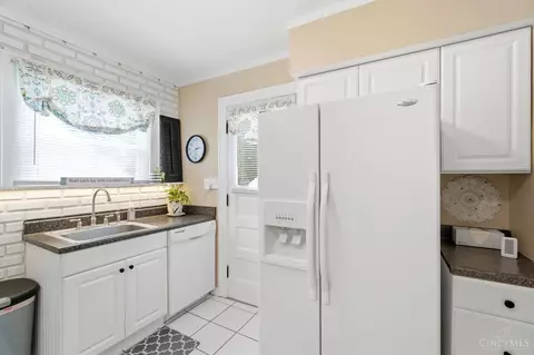 Kitchen - 1639 Sutton Ave, Cincinnati, OH 45230 photo 3 of 4