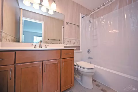 Bath - 1109 Wittshire Ln, Cincinnati, OH 45255 photo 2 of 3