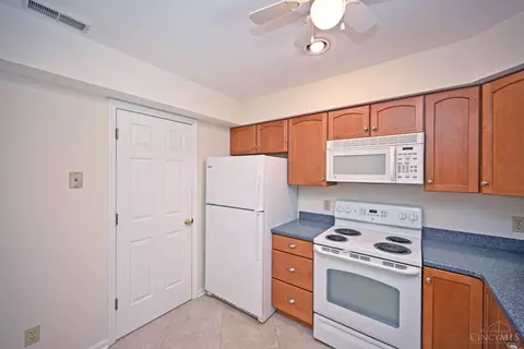 Kitchen - 1109 Wittshire Ln, Cincinnati, OH 45255 photo 3 of 3