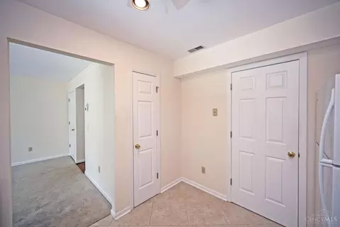 Entry Way - 1109 Wittshire Ln, Cincinnati, OH 45255 photo 3 of 4