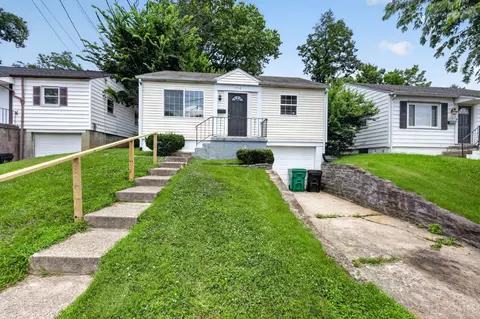 1910 Ashbrook Dr, Cincinnati, OH 45238 photo 1