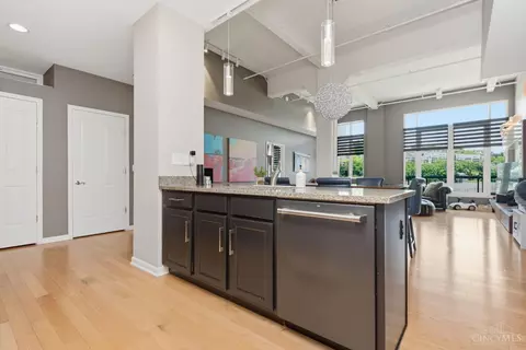Kitchen - 400 Pike St, Cincinnati, OH 45202 photo 2 of 4