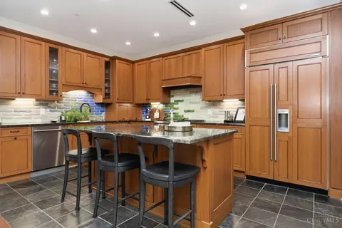 Kitchen - 400 Pike St, Cincinnati, OH 45202 photo 3 of 4