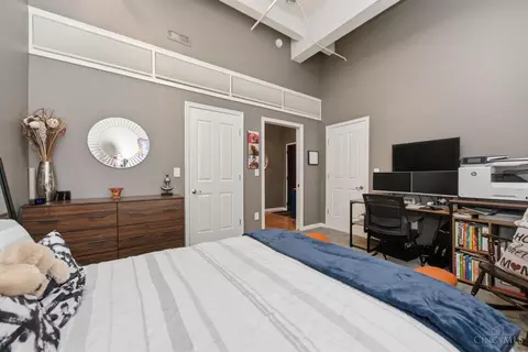 Bedroom - 400 Pike St, Cincinnati, OH 45202 photo 4 of 6