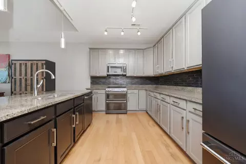 Kitchen - 400 Pike St, Cincinnati, OH 45202 photo 1 of 4