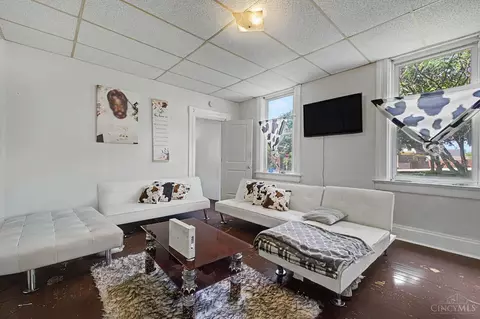 Living - 1246 Quebec Rd, Cincinnati, OH 45205 photo 4 of 6