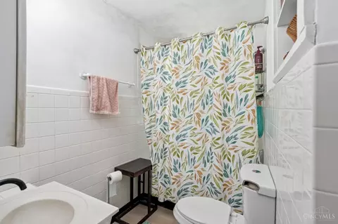Bath - 4228 Dane Ave, Cincinnati, OH 45223 photo 2 of 2