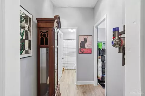 Entry Way - 4228 Dane Ave, Cincinnati, OH 45223 photo 4 of 9