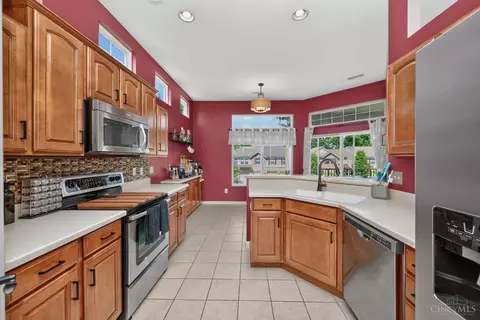 Kitchen - 8049 Bridge Point Dr, Cincinnati, OH 45248 photo 4 of 5