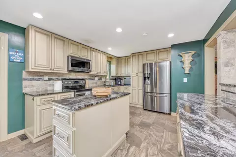 Kitchen - 451 Beech Tree Ln, Cincinnati, OH 45244 photo 4 of 5