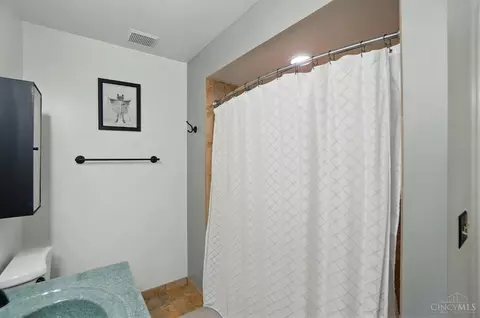 Bath - 736 Evangeline Rd, Forest Park, OH 45240 photo 3 of 6