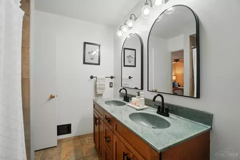 Bath - 736 Evangeline Rd, Forest Park, OH 45240 photo 2 of 6