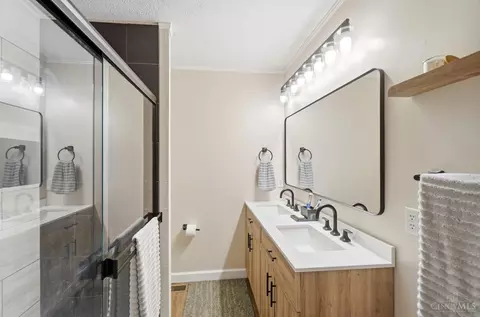 Bath - 2465 Trinity Dr, Middletown, OH 45044 photo 1 of 5